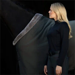 2022 Eskadron Jersey Fauxfur Sweat Rug 128673285190 - Dark Olive -Equestrian Supplies 5697 202220Eskadron20Jersey20Fauxfur20Sweat20Rug2012867328519020 20Dark20Olive20Close20Up202.700x700