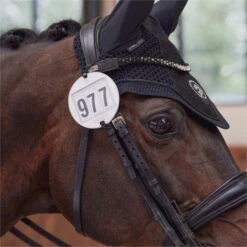 2023 Eskadron Highgloss Peacock Saddle Cloth & Round Bridle Number Holder Bundle PSNH23 - White -Equestrian Supplies 6323 6273 202320Eskadron20Highgloss20Peacock20Saddle20Cloth202147312054420 20White20Lifestyle205.2000x2000.700x700